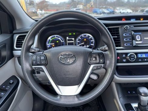Used 2019 Toyota Highlander LE image 19