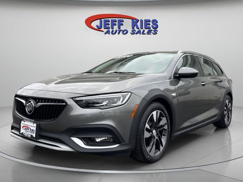 Used 2018 Buick Regal Preferred w/ Sights and Sounds Package image 1