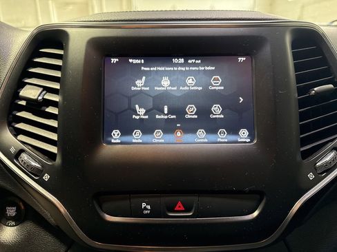 Used 2019 Jeep Cherokee Latitude Plus image 17