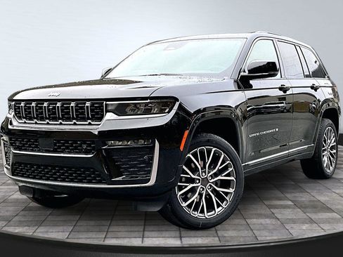 New 2026 Jeep Grand Cherokee Summit w/ Adv Protech Group IV image 2