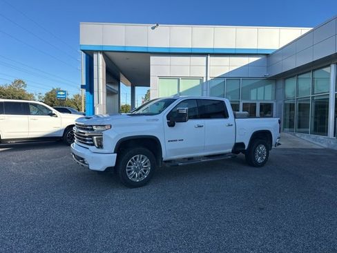 Used 2022 Chevrolet Silverado 2500 High Country w/ Safety Package II image 2