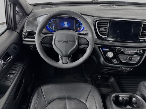 Used 2022 Chrysler Pacifica Touring-L w/ Uconnect Theater Family Group image 22