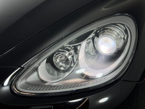 Used 2013 Porsche Cayenne w/ Convenience Pkg AWD/4WD image 12