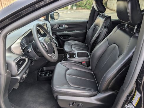 Used 2025 Chrysler Pacifica Select image 2