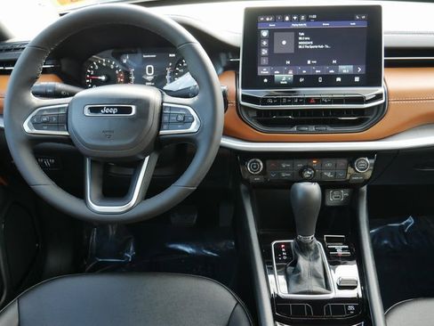 Used 2024 Jeep Compass Limited image 15