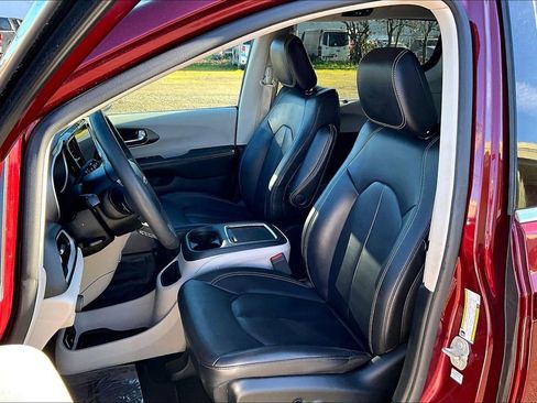 Used 2023 Chrysler Pacifica Touring-L FWD image 9