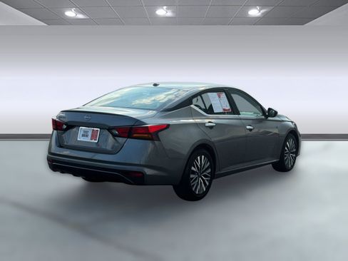 Used 2025 Nissan Altima 2.5 SV FWD image 13