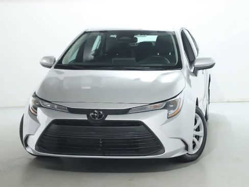 Used 2023 Toyota Corolla LE w/ Carpet Mat Package (TMS) FWD image 3