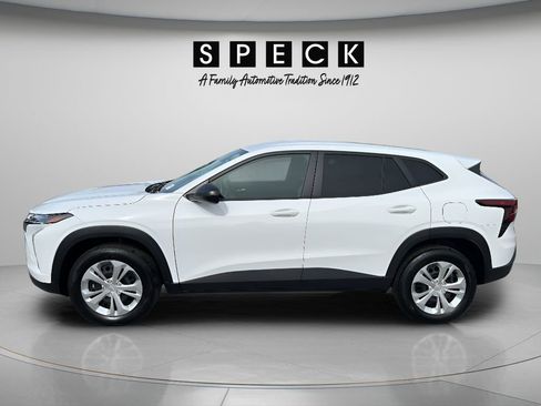 Used 2025 Chevrolet Trax LS FWD image 2