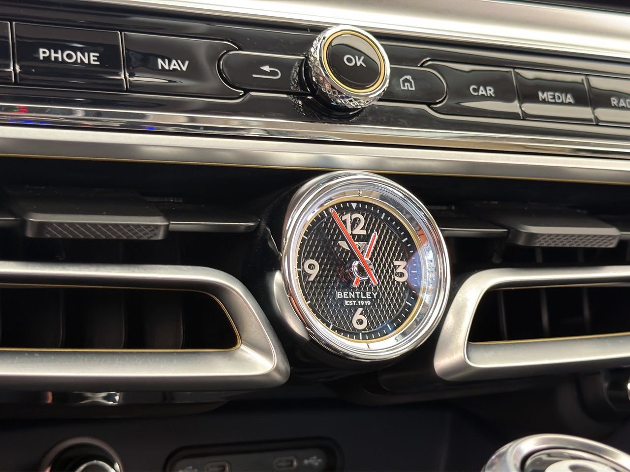 Used 2025 Bentley Flying Spur Plug-In Hybrid AWD/4WD image 34