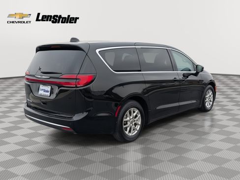 Used 2024 Chrysler Pacifica Touring-L image 5