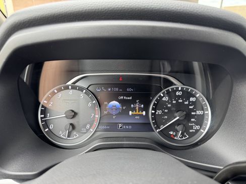 Used 2024 Nissan Titan SV w/ SV Convenience Package image 18