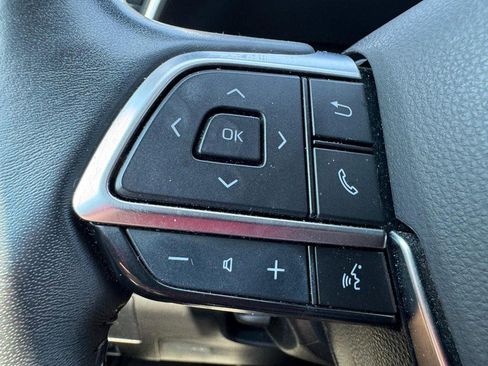Used 2021 Toyota Highlander XLE AWD/4WD image 18