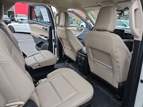 Used 2022 Ford Explorer XLT w/ Equipment Group 202A image 11