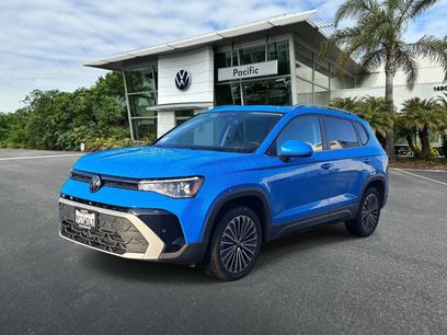 Used 2025 Volkswagen Taos SE w/ Panoramic Sunroof Package