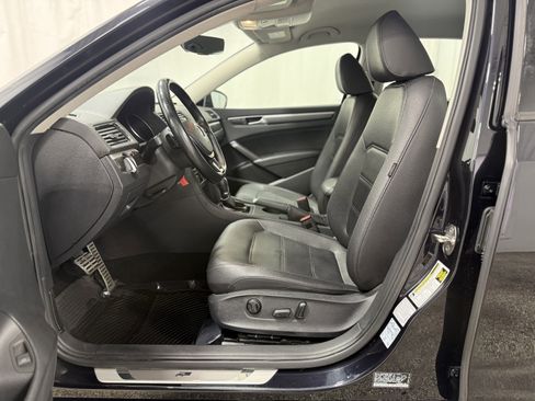 Used 2018 Volkswagen Passat 2.0T R-Line image 13