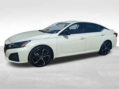Used 2024 Nissan Altima 2.5 SR w/ SR Premium Package FWD image 1