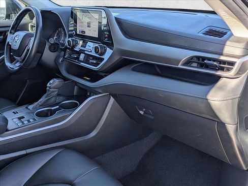 Used 2024 Toyota Highlander XLE image 23