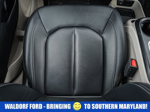 Used 2024 Chrysler Pacifica Touring-L image 32