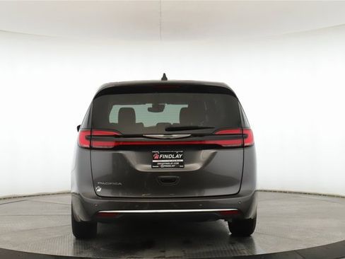 Used 2023 Chrysler Pacifica Touring-L image 11