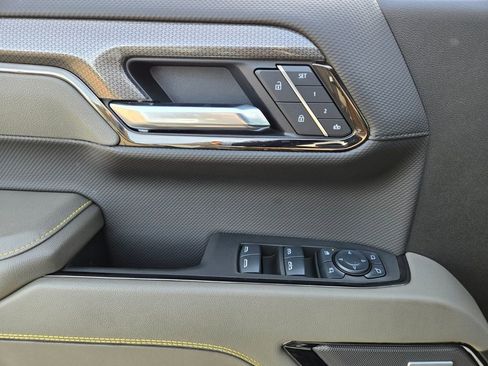 Used 2025 Chevrolet Silverado 1500 ZR2 image 17