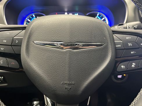 Used 2023 Chrysler Pacifica Limited w/ Uconnect Theater Family Group FWD image 16