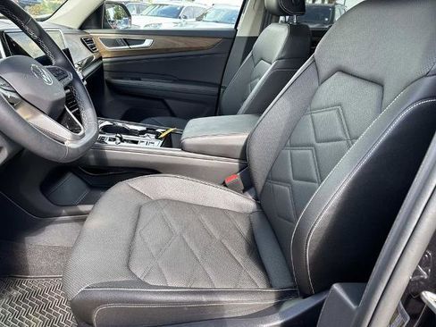 Used 2025 Volkswagen Atlas SE FWD image 17