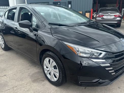 Used 2025 Nissan Versa S FWD image 3