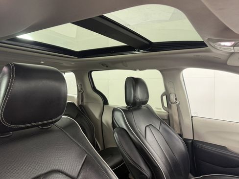 Used 2023 Chrysler Pacifica Limited image 13