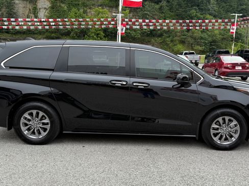 Used 2023 Toyota Sienna XLE image 6