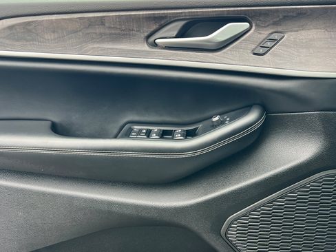 Used 2024 Jeep Grand Cherokee Limited image 11