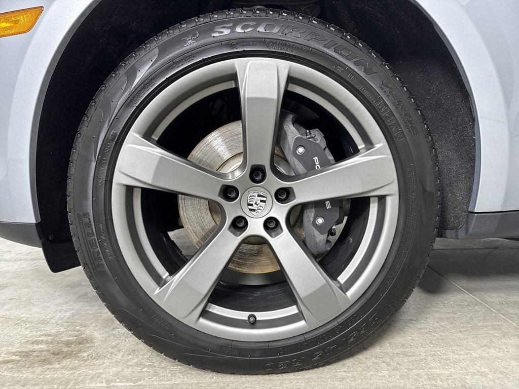 Certified 2025 Porsche Macan AWD/4WD image 13