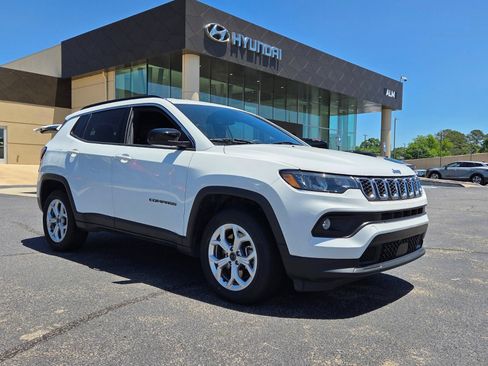 Used 2025 Jeep Compass Latitude AWD/4WD image 1