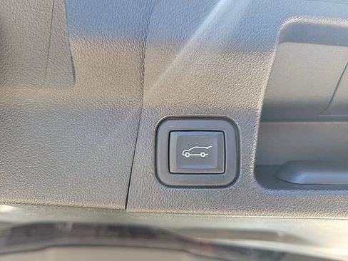 Used 2023 GMC Acadia SLE w/ Driver Convenience Package FWD image 16