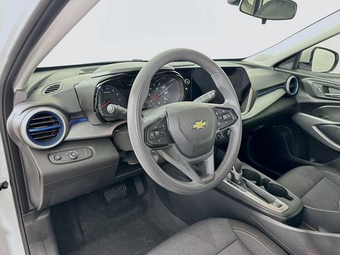 Used 2025 Chevrolet Trax LS w/ LS Convenience Package FWD image 9