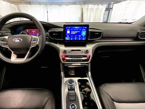 Used 2022 Ford Explorer XLT w/ Equipment Group 202A image 14