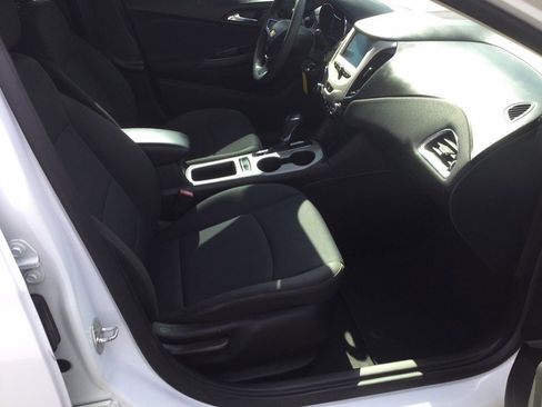 Used 2017 Chevrolet Cruze LS FWD image 20