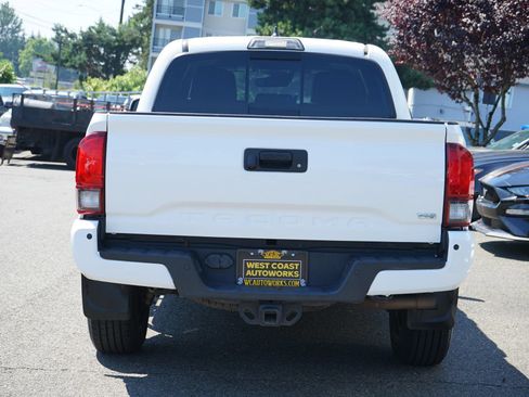 Used 2019 Toyota Tacoma TRD Off-Road AWD/4WD image 4