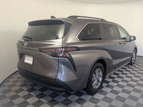 Certified 2024 Toyota Sienna XLE FWD image 5