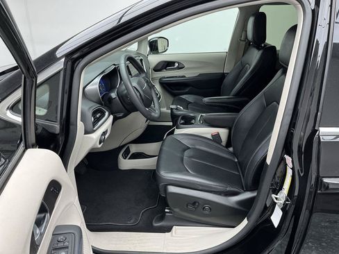 Used 2024 Chrysler Pacifica Touring-L FWD image 3