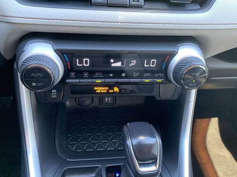Used 2019 Toyota RAV4 XLE Premium FWD image 24