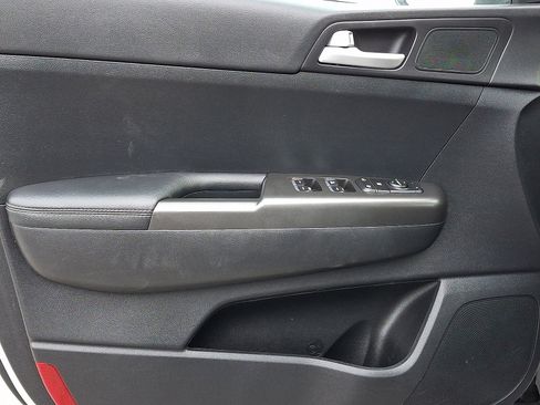 Used 2021 Kia Sportage LX image 12