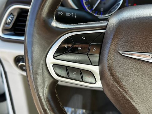 Used 2018 Chrysler Pacifica Touring-L FWD image 26