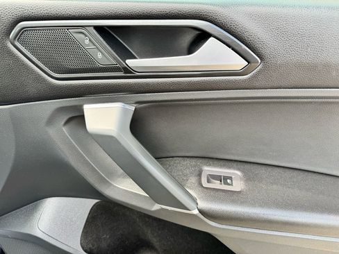 Used 2018 Volkswagen Tiguan SE w/ Panoramic Sunroof Package image 30