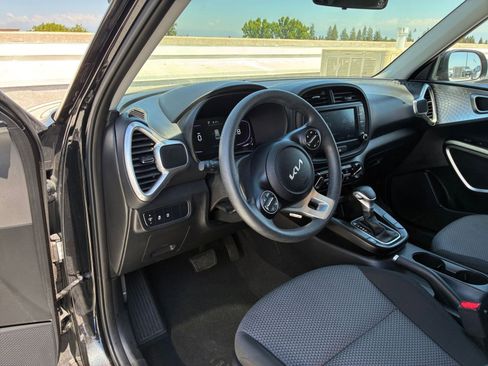 Used 2025 Kia Soul LX w/ LX Technology Package FWD image 31