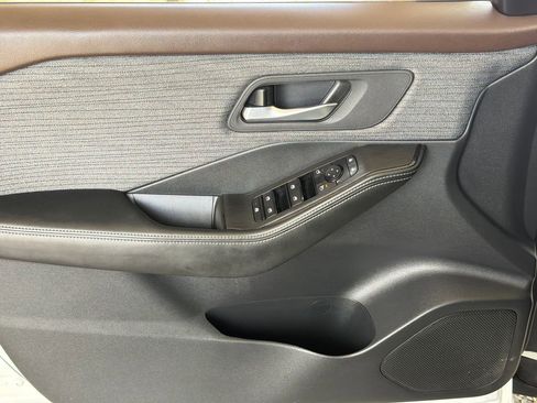 Used 2023 Nissan Rogue SV FWD image 3