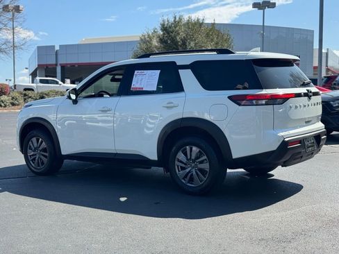 Used 2024 Nissan Pathfinder SV image 11