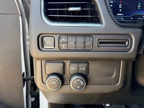 Used 2022 Chevrolet Suburban Premier RWD image 17