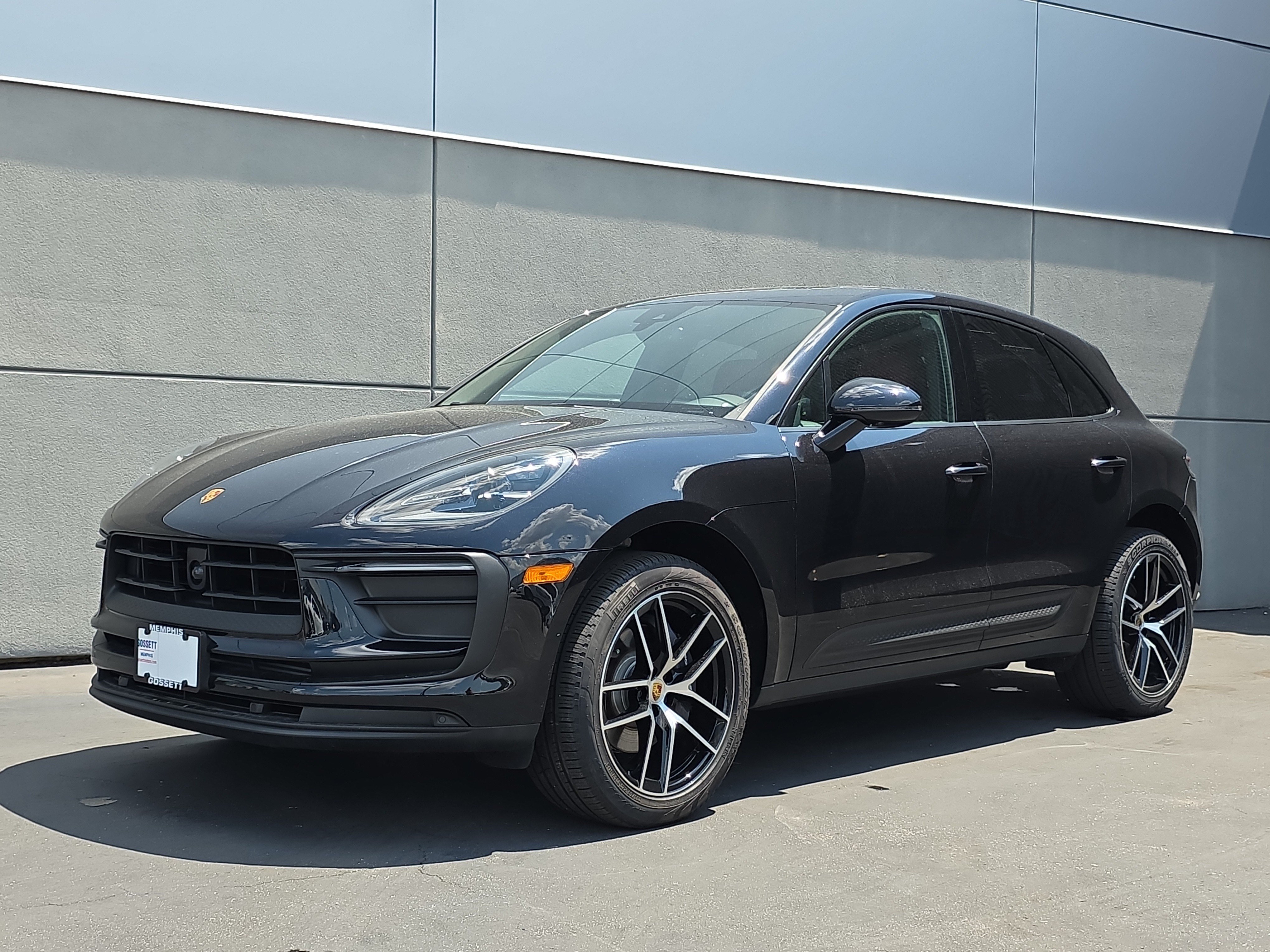 Used 2025 Porsche Macan AWD/4WD image 1
