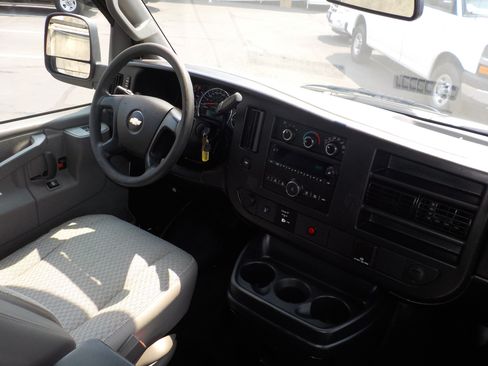 Used 2016 Chevrolet Express 2500 RWD image 22